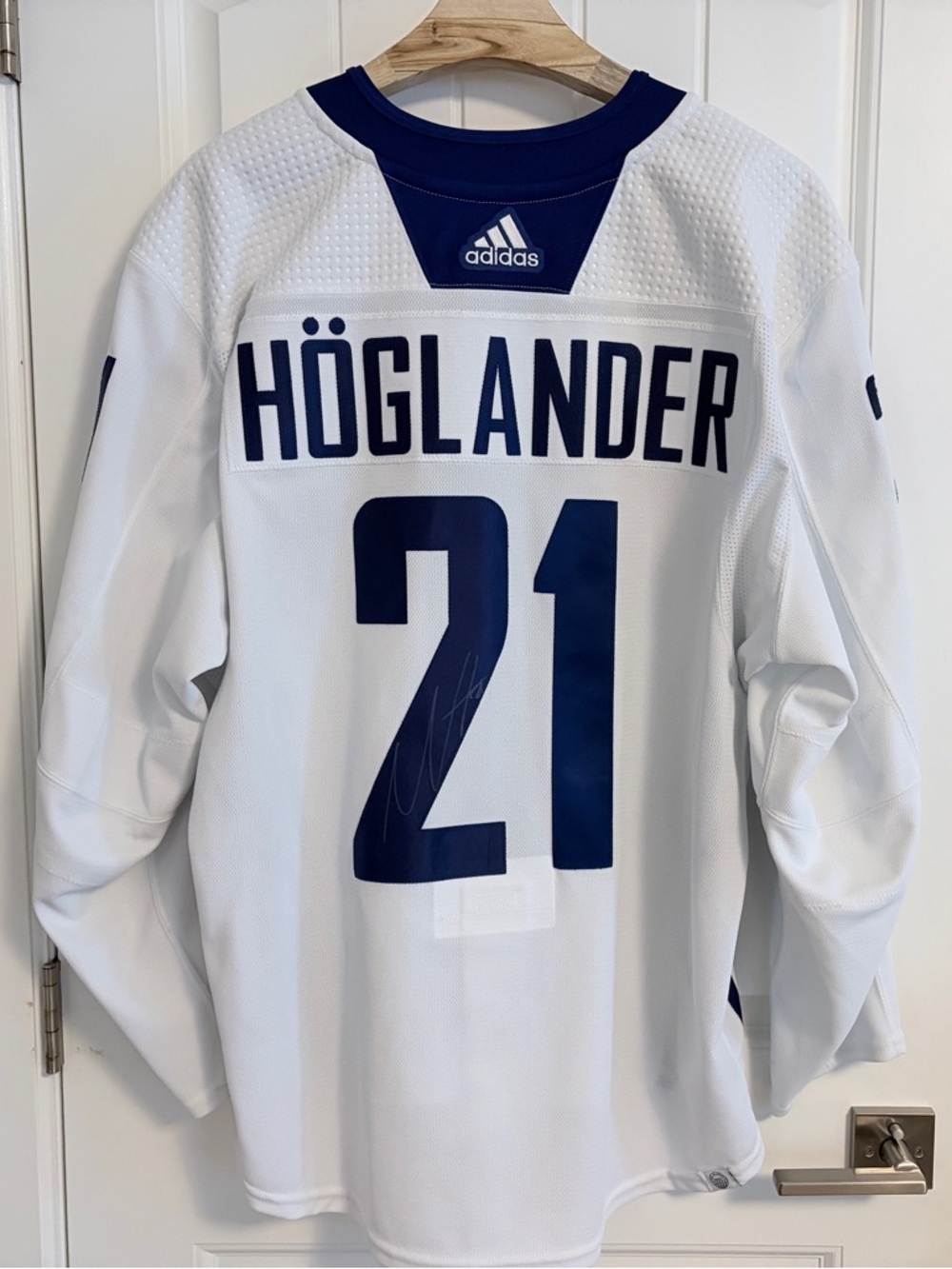 Official Adidas Vancouver Canucks Höglander Autographed Practice MIC Jersey 58